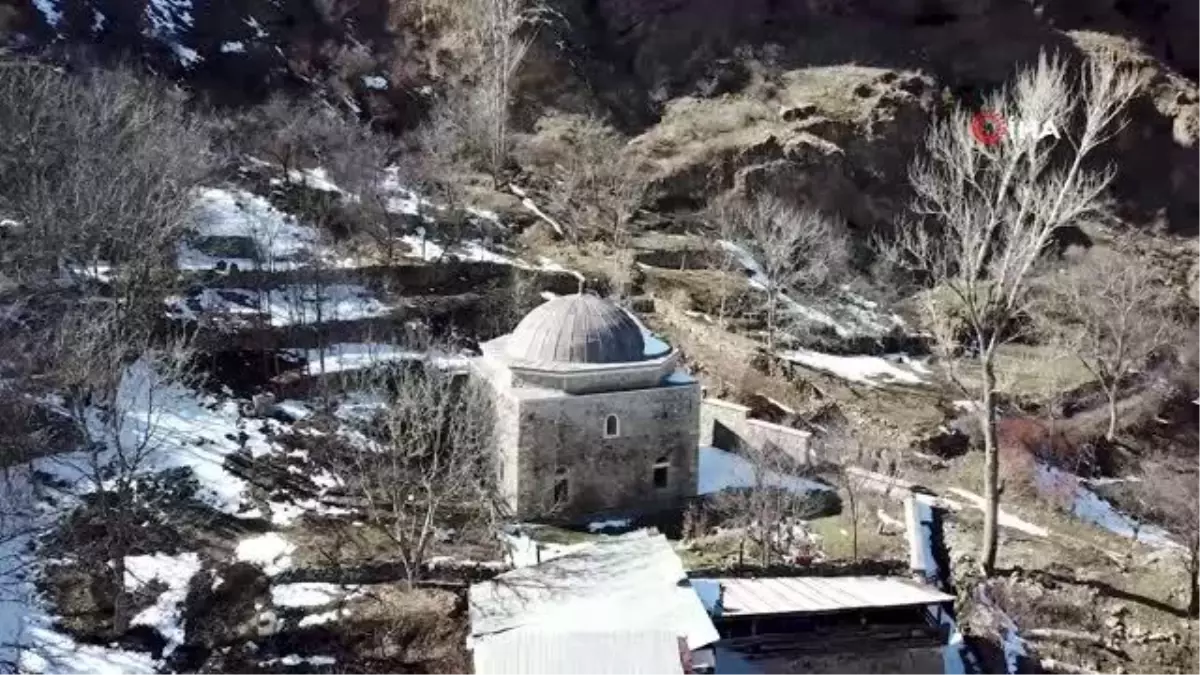 Cami kar ve yağmur sularıyla doldu