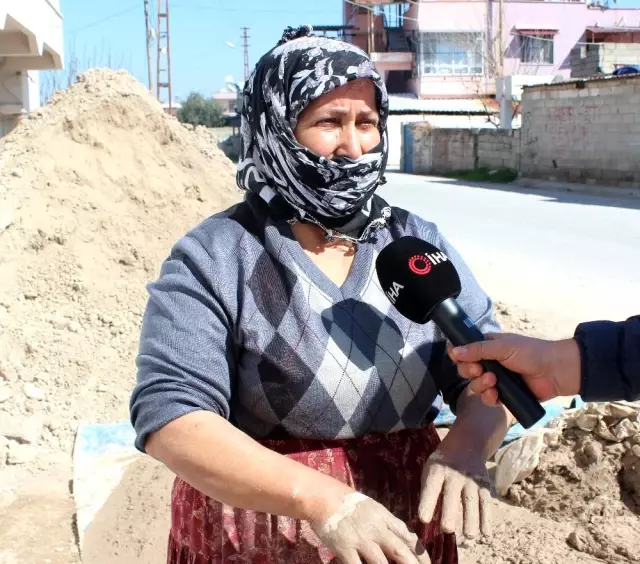 Ekmeğini çamurdan çıkartıyor