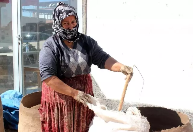 Ekmeğini çamurdan çıkartıyor
