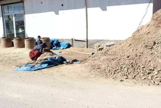 Ekmeğini çamurdan çıkartıyor