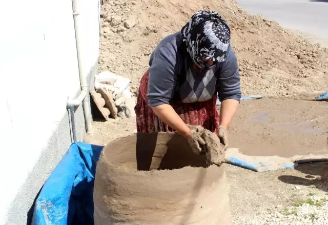 Ekmeğini çamurdan çıkartıyor