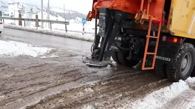ERZURUM Kar temizleme çalışmasında iş makinesi devrildi; operatör yaralı ERZURUM Kar temizleme çalışmasında iş makinesi devrildi; operatör yaralı