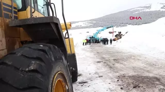 ERZURUM Kar temizleme çalışmasında iş makinesi devrildi; operatör yaralı ERZURUM Kar temizleme çalışmasında iş makinesi devrildi; operatör yaralı