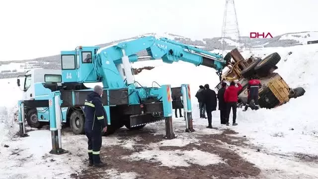 ERZURUM Kar temizleme çalışmasında iş makinesi devrildi; operatör yaralı ERZURUM Kar temizleme çalışmasında iş makinesi devrildi; operatör yaralı