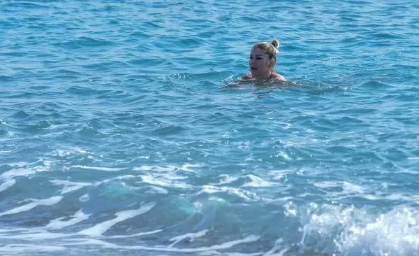 Fırtına uyarısı yapılan Antalya'da güneşli hava keyfi Fırtına uyarısı yapılan Antalya'da güneşli hava keyfi