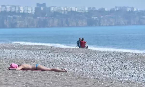 Fırtına uyarısı yapılan Antalya'da güneşli hava keyfi Fırtına uyarısı yapılan Antalya'da güneşli hava keyfi