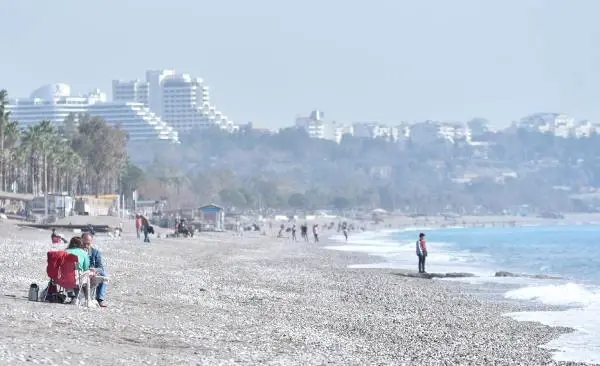 Fırtına uyarısı yapılan Antalya'da güneşli hava keyfi Fırtına uyarısı yapılan Antalya'da güneşli hava keyfi