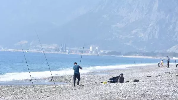 Fırtına uyarısı yapılan Antalya'da güneşli hava keyfi Fırtına uyarısı yapılan Antalya'da güneşli hava keyfi