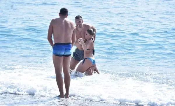 Fırtına uyarısı yapılan Antalya'da güneşli hava keyfi Fırtına uyarısı yapılan Antalya'da güneşli hava keyfi