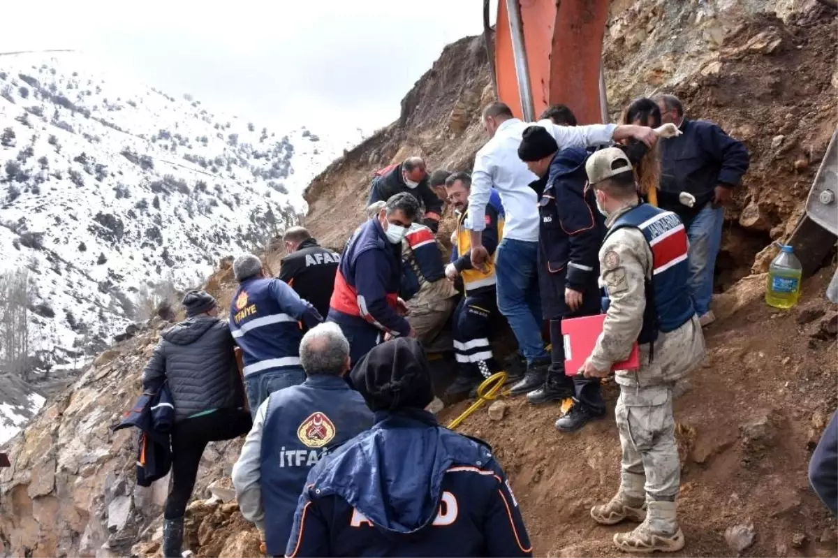 Göçük altında kalan iş makinesi operatörü böyle kurtarıldı