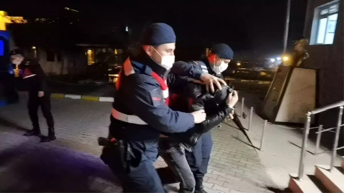 Gömdüğü uyuşturucuyu çıkarırken yakalandı