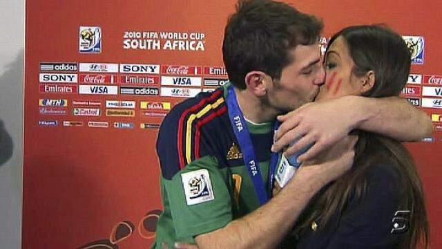Iker Casillas ve eşi Sara Carbonero'nun boşanacaklarına yönelik iddialar yalanlandı Iker Casillas ve eşi Sara Carbonero'nun boşanacaklarına yönelik iddialar yalanlandı