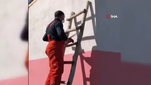 İki üniversite öğrencisi köy okulunu yeniledi