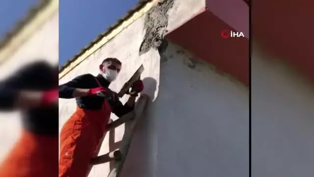 İki üniversite öğrencisi köy okulunu yeniledi