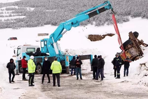 ERZURUM Kar temizleme çalışmasında iş makinesi devrildi; operatör yaralı ERZURUM Kar temizleme çalışmasında iş makinesi devrildi; operatör yaralı