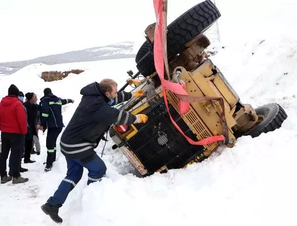 ERZURUM Kar temizleme çalışmasında iş makinesi devrildi; operatör yaralı ERZURUM Kar temizleme çalışmasında iş makinesi devrildi; operatör yaralı