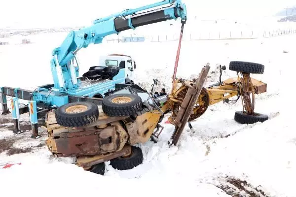 ERZURUM Kar temizleme çalışmasında iş makinesi devrildi; operatör yaralı ERZURUM Kar temizleme çalışmasında iş makinesi devrildi; operatör yaralı