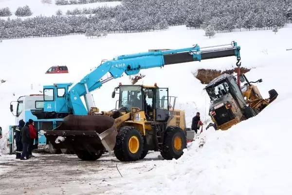 ERZURUM Kar temizleme çalışmasında iş makinesi devrildi; operatör yaralı ERZURUM Kar temizleme çalışmasında iş makinesi devrildi; operatör yaralı