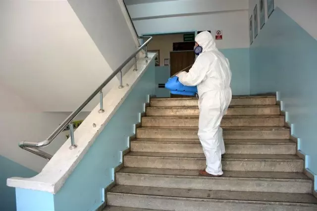 Keçiören'deki okullarda aralıksız dezenfekte çalışması Keçiören'deki okullarda aralıksız dezenfekte çalışması