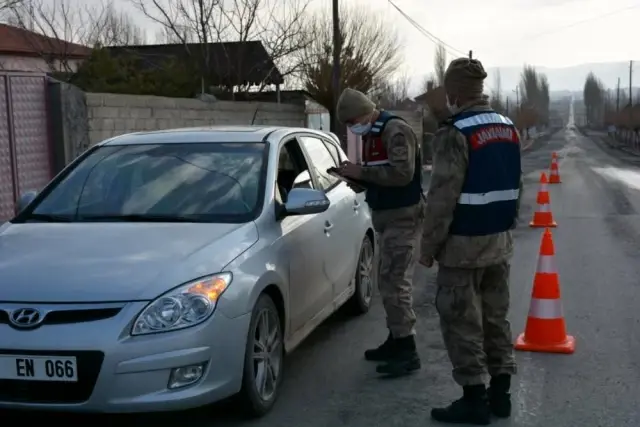 Kolluk kuvvetlerine her gün sıcak çorba ikram ediyor Kolluk kuvvetlerine her gün sıcak çorba ikram ediyor