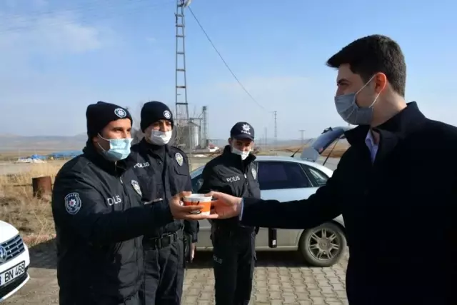 Kolluk kuvvetlerine her gün sıcak çorba ikram ediyor Kolluk kuvvetlerine her gün sıcak çorba ikram ediyor