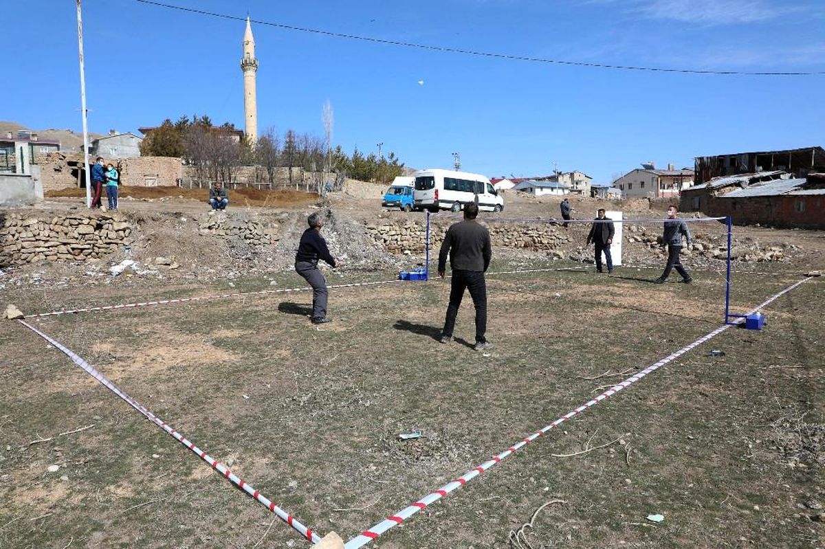 Köylülerin badminton heyecanı