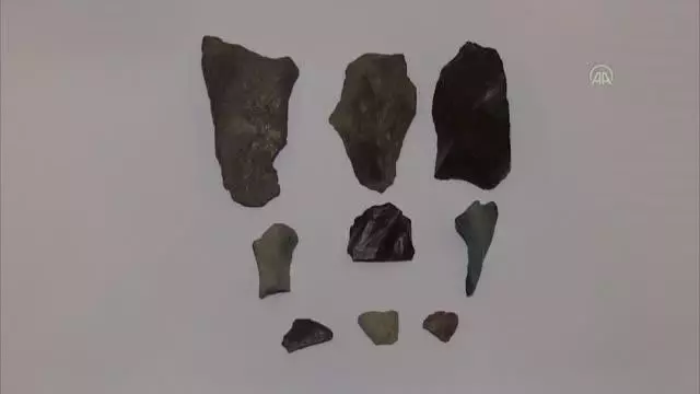Mağarada yaklaşık 13 bin yıl öncesine ait olduğu düşünülen taş parçaları bulundu Mağarada yaklaşık 13 bin yıl öncesine ait olduğu düşünülen taş parçaları bulundu