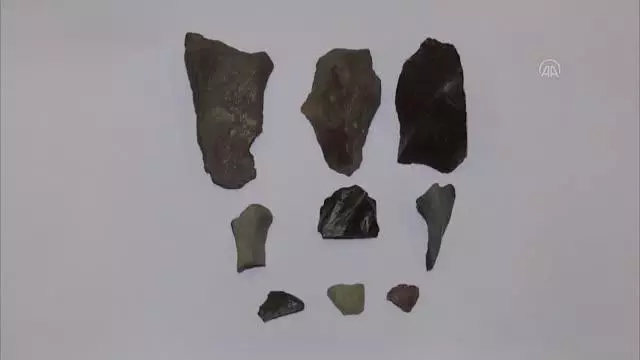 Mağarada yaklaşık 13 bin yıl öncesine ait olduğu düşünülen taş parçaları bulundu Mağarada yaklaşık 13 bin yıl öncesine ait olduğu düşünülen taş parçaları bulundu