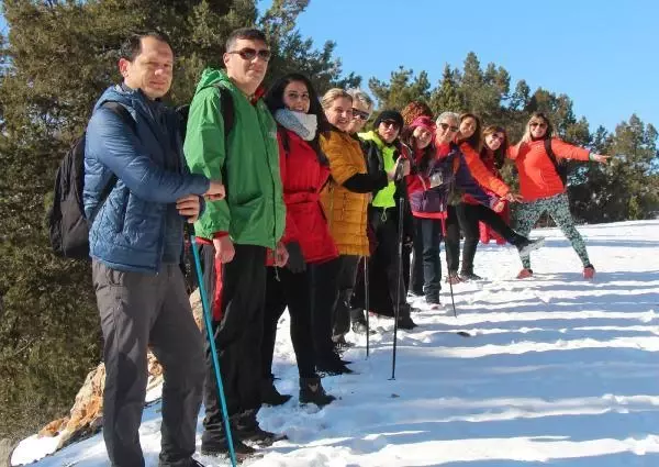 Meşhur kayaya çıkıp, objektif hilesiyle şaşırttılar Meşhur kayaya çıkıp, objektif hilesiyle şaşırttılar
