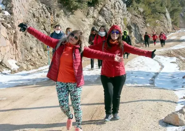Meşhur kayaya çıkıp, objektif hilesiyle şaşırttılar Meşhur kayaya çıkıp, objektif hilesiyle şaşırttılar