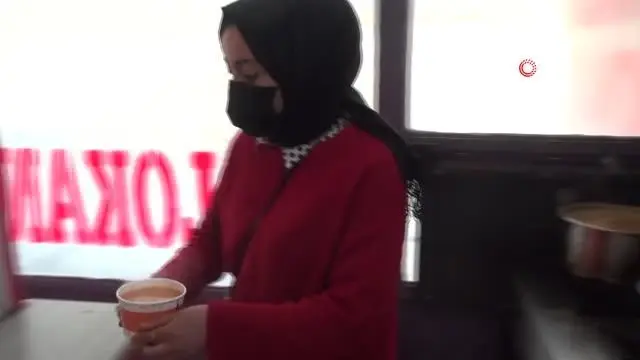 Onları unutmuyor, her sabah sıcak çorba ikram ediyorlar Onları unutmuyor, her sabah sıcak çorba ikram ediyorlar