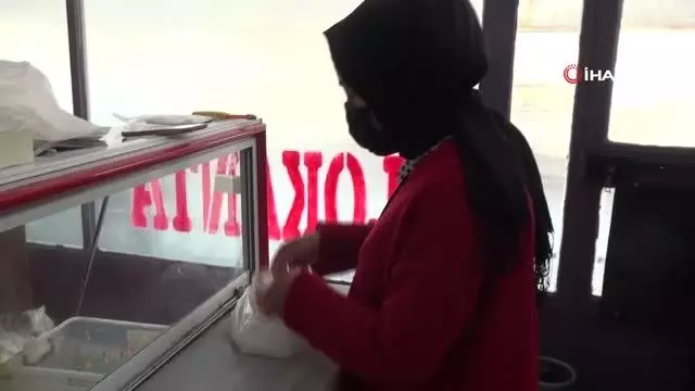Onları unutmuyor, her sabah sıcak çorba ikram ediyorlar Onları unutmuyor, her sabah sıcak çorba ikram ediyorlar