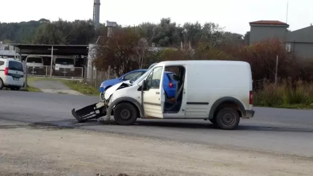 Otomobil ticari araçla çarpıştı : 3 yaralı