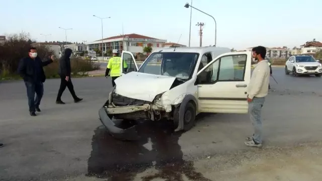Otomobil ticari araçla çarpıştı : 3 yaralı