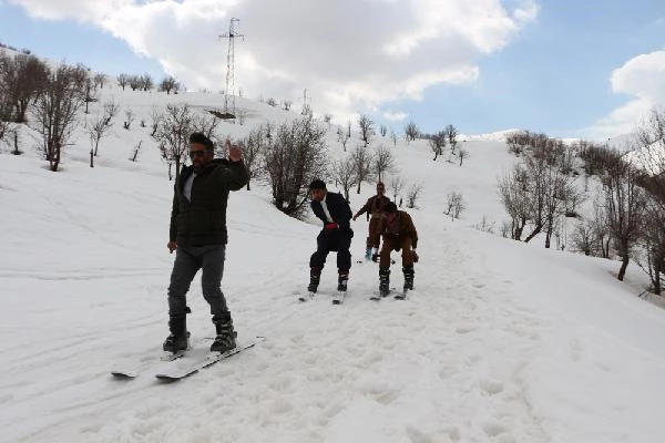 Tahta kullanırken kayak takımı hediye edilen Şemdinlili gençler yarışmada