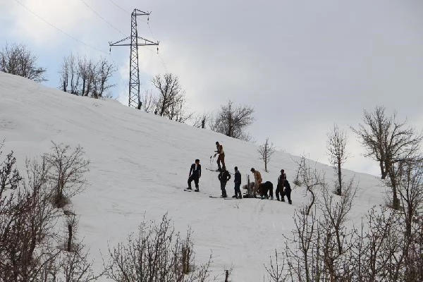 Tahta kullanırken kayak takımı hediye edilen Şemdinlili gençler yarışmada