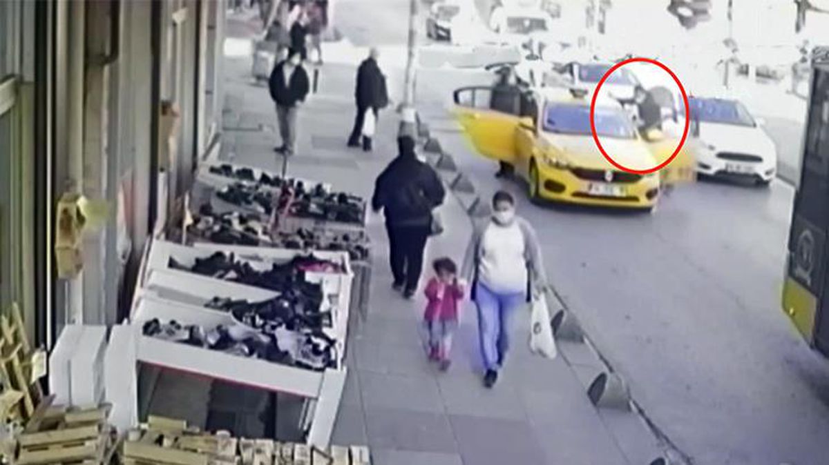 Taksi ilerlemiyor diyerek hem şoförü hem de yanındaki kadını dövdü