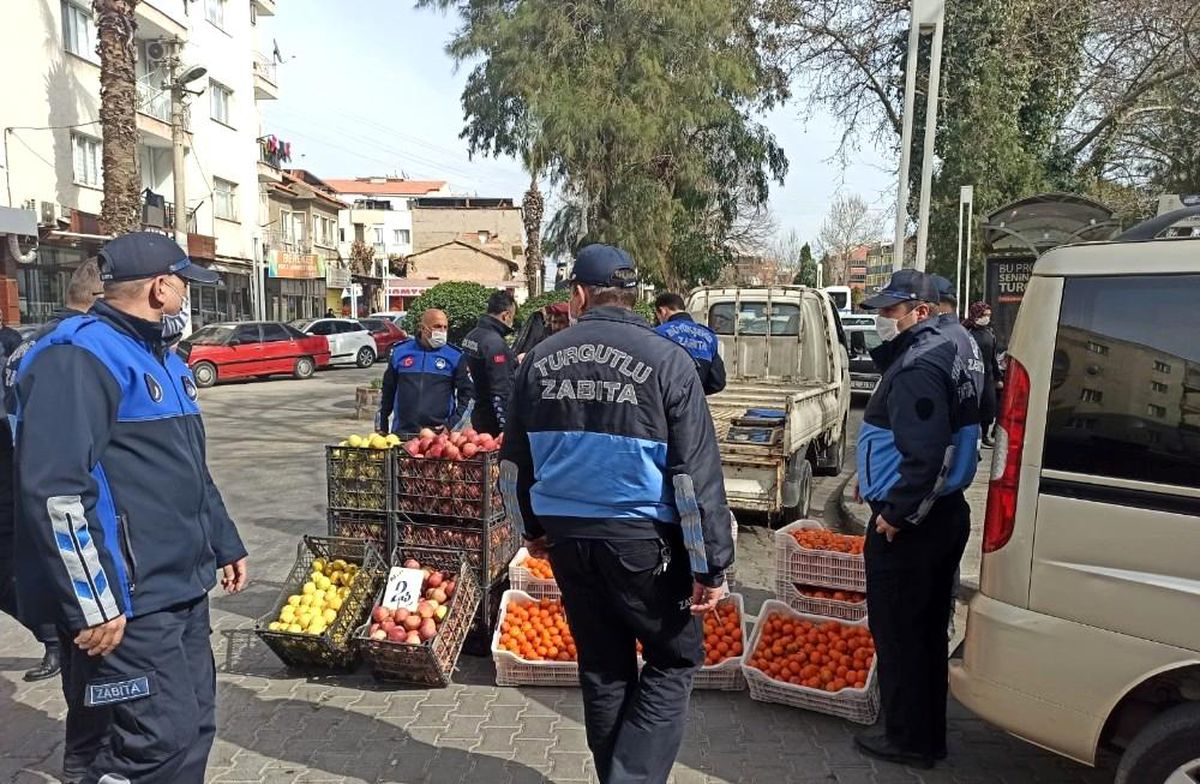 Turgutlu'da kurallara uymayan seyyar satıcılara işlem yapıldı
