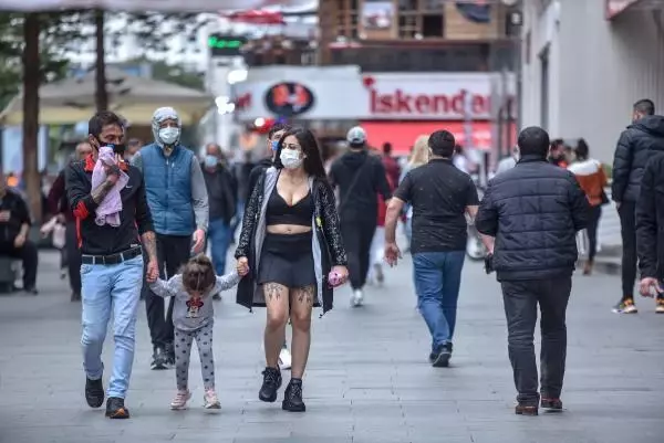 Son dakika... Vaka sayısı artan Antalya'da korkutan kalabalık