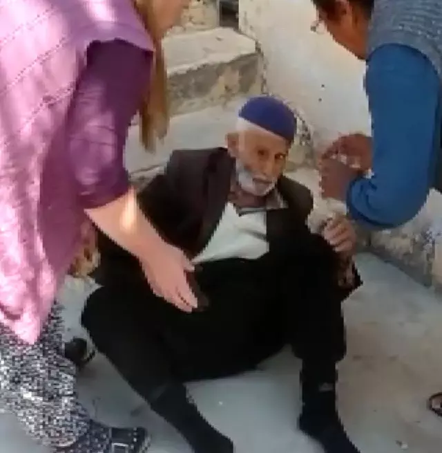 Yaşlı adam çıktığı ağaçta bayılarak asılı kaldı... Görenler şoke oldu