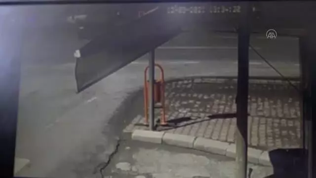4 kişinin yaralandığı trafik kazası güvenlik kamerasına yansıdı 4 kişinin yaralandığı trafik kazası güvenlik kamerasına yansıdı