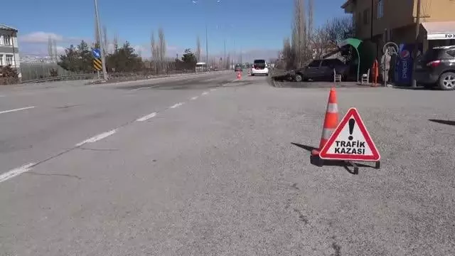 4 kişinin yaralandığı trafik kazası güvenlik kamerasına yansıdı 4 kişinin yaralandığı trafik kazası güvenlik kamerasına yansıdı