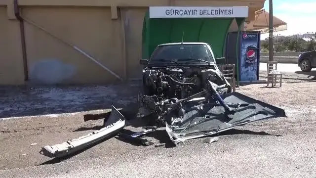 4 kişinin yaralandığı trafik kazası güvenlik kamerasına yansıdı 4 kişinin yaralandığı trafik kazası güvenlik kamerasına yansıdı