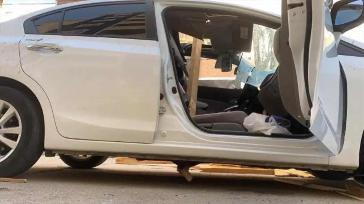 Adıyaman'da fırtına dehşeti! Çatıdan uçan kalas arabanın tavanından girip altından çıktı