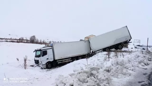 Ağrı İpek geçidi bölgesinde buzlanma nedeniyle çok sayıda aracın karıştığı kaza meydana geldi.