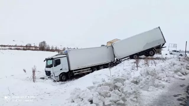 Ağrı İpek geçidi bölgesinde buzlanma nedeniyle çok sayıda aracın karıştığı kaza meydana geldi.