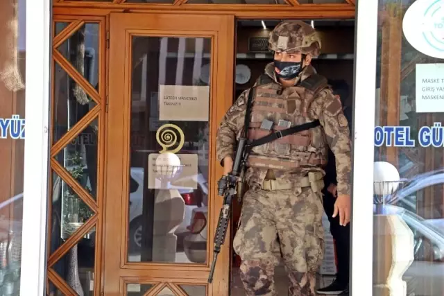 Antalya'da Özel Harekat Polisi destekli sinirli müşteri operasyonu Antalya'da Özel Harekat Polisi destekli sinirli müşteri operasyonu