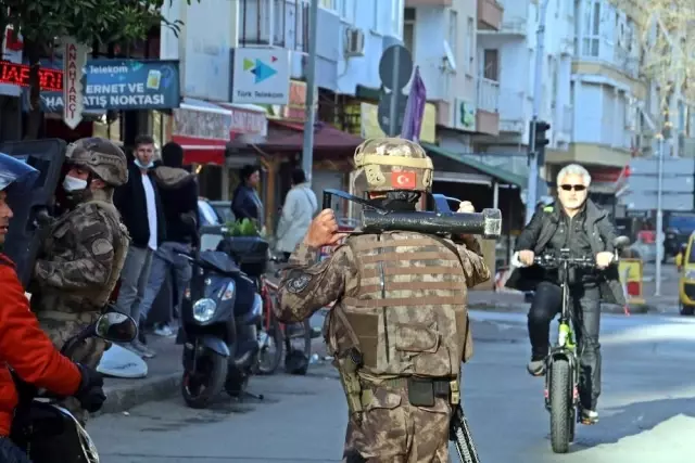 Antalya'da Özel Harekat Polisi destekli sinirli müşteri operasyonu Antalya'da Özel Harekat Polisi destekli sinirli müşteri operasyonu