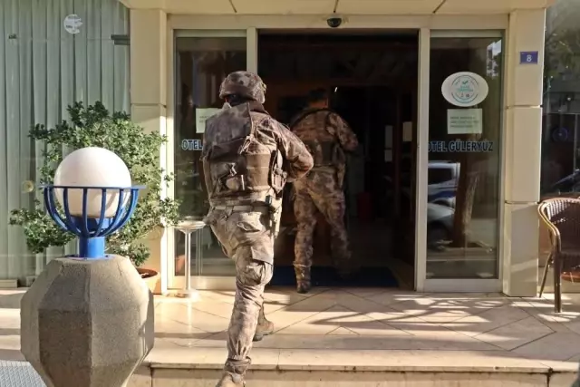 Antalya'da Özel Harekat Polisi destekli sinirli müşteri operasyonu Antalya'da Özel Harekat Polisi destekli sinirli müşteri operasyonu