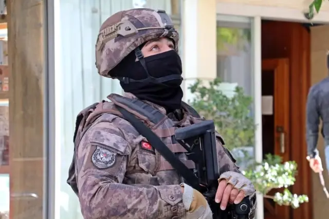 Antalya'da Özel Harekat Polisi destekli sinirli müşteri operasyonu Antalya'da Özel Harekat Polisi destekli sinirli müşteri operasyonu